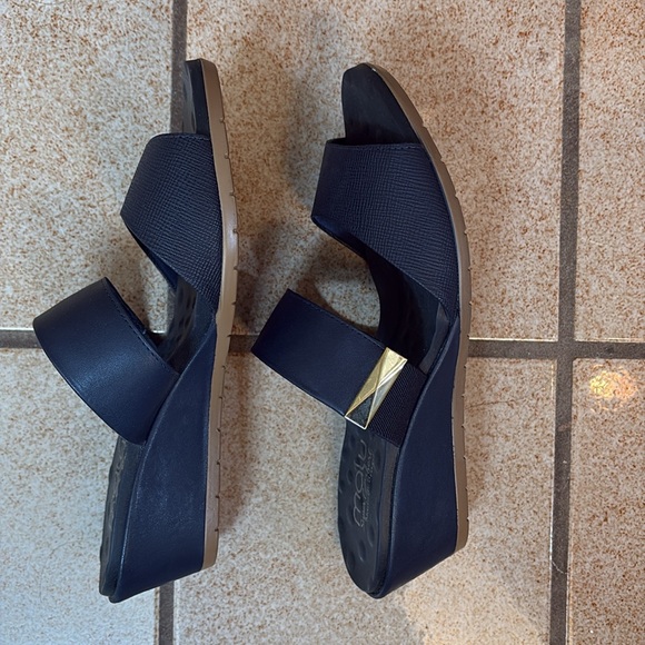 Black Minimalist Slip-On Sandals - Picture 2 of 4